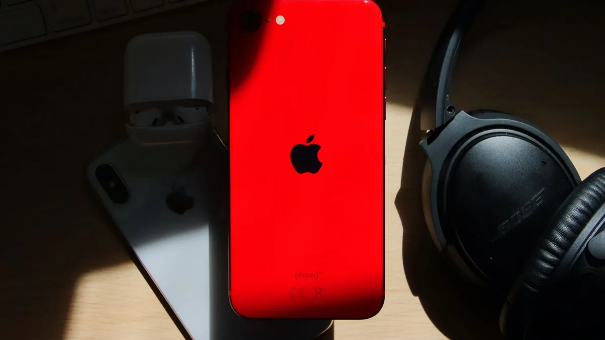 Masaüstünde çalışan bir iPhone cihazı