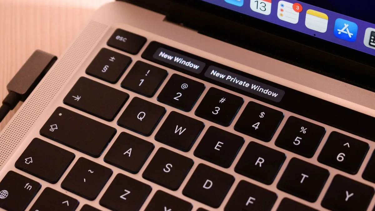 Safari tarayıcısı açık olan bir dizüstü bilgisayar ekranı