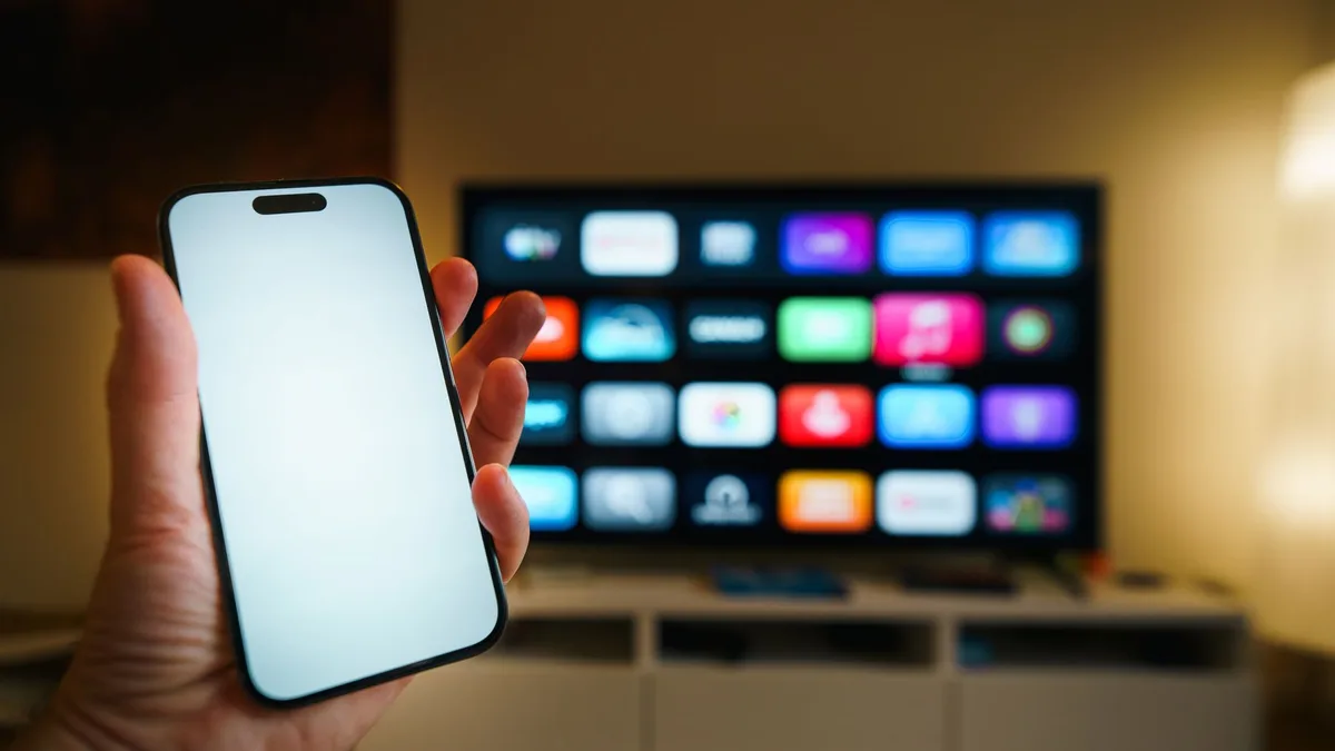 İkinci gövde görselinde kiralama sözleşmesi ve akıllı telefon sayısal bir arkaplanda
