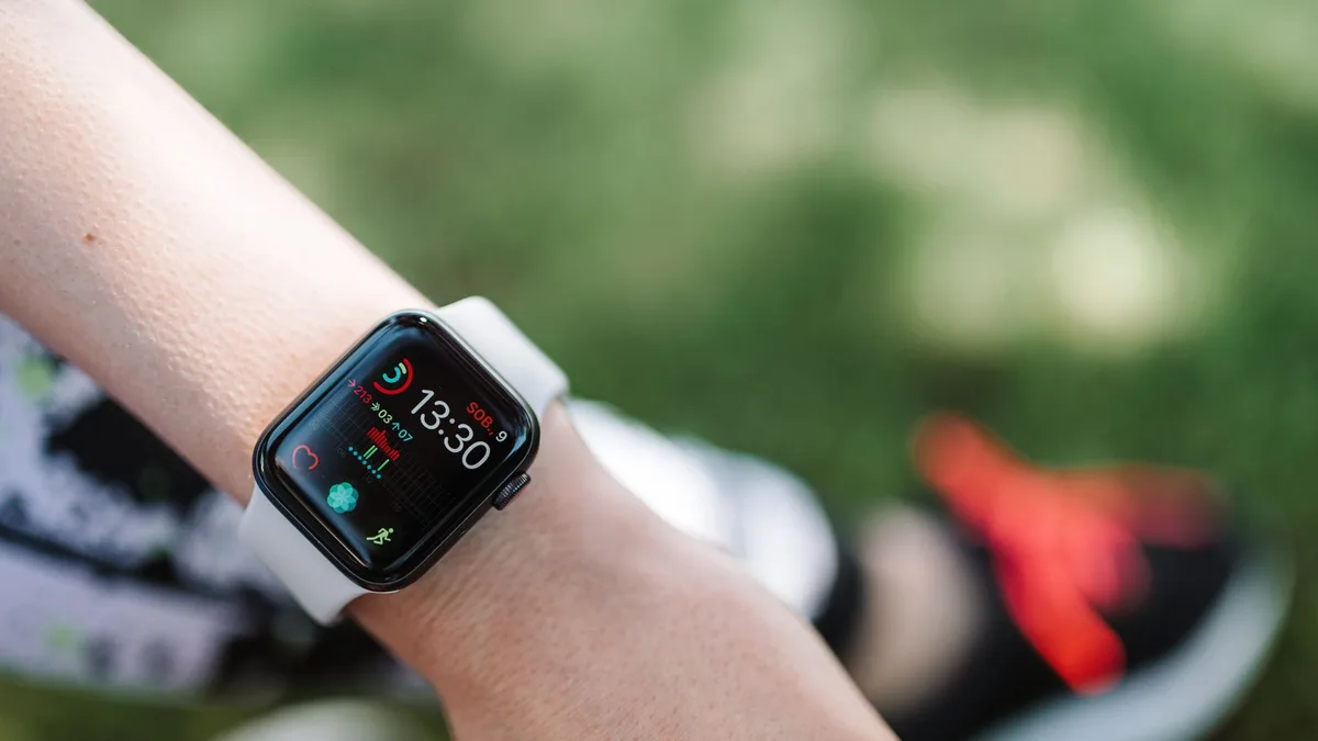 Akıllı telefon ekranında Apple Watch tarafından kaydedilen kalp sağlığı ve nabız verilerinin görünümü