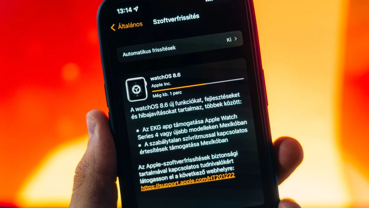 Yazılım güncellemesi indirildiğini gösteren Mac sistem ayarları arayüzü