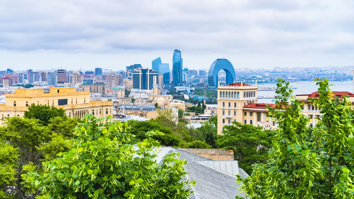 Gövde görselinde startup ofisinde çalışan ekipler ve planlama tablosu
