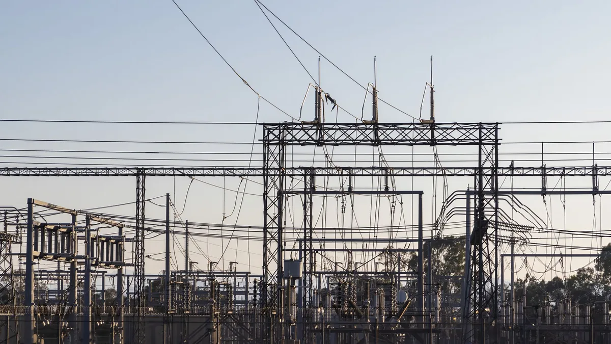 Şehir dışındaki yüksek gerilim enerji hatları ve elektrik şebekesi altyapısı