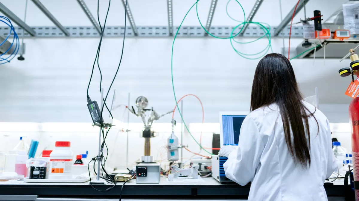Nörobilim araştırmalarının yürütüldüğü modern bir laboratuvar ortamı