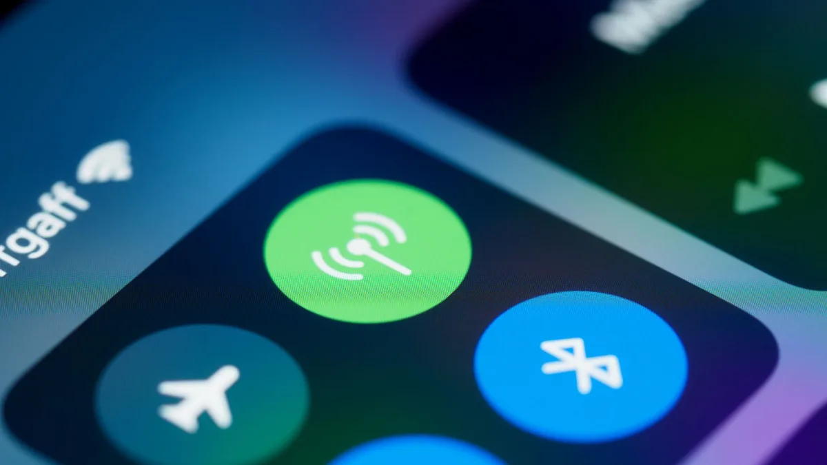 Akıllı telefon ekranında açık duran bluetooth bağlantı ve eşleşme menüsü