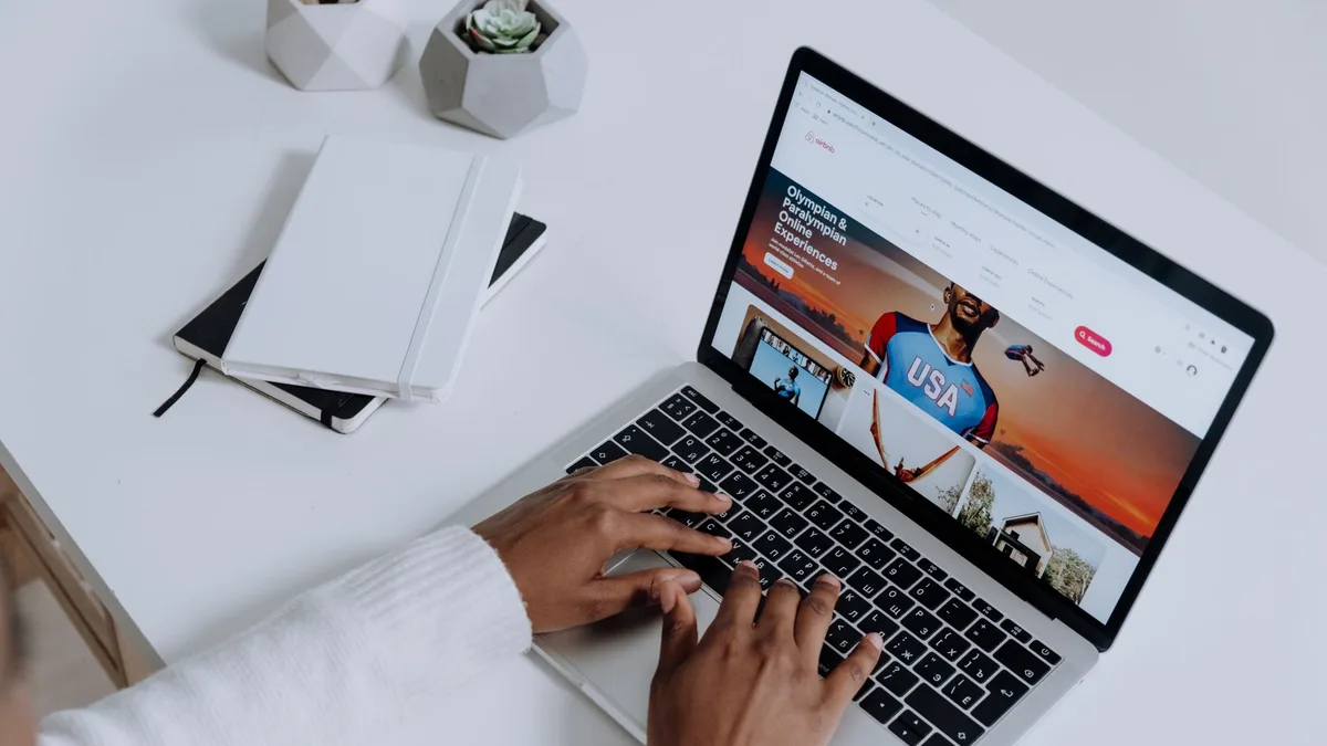 Karanlık modda çalışan modern bir internet tarayıcısının görünümü