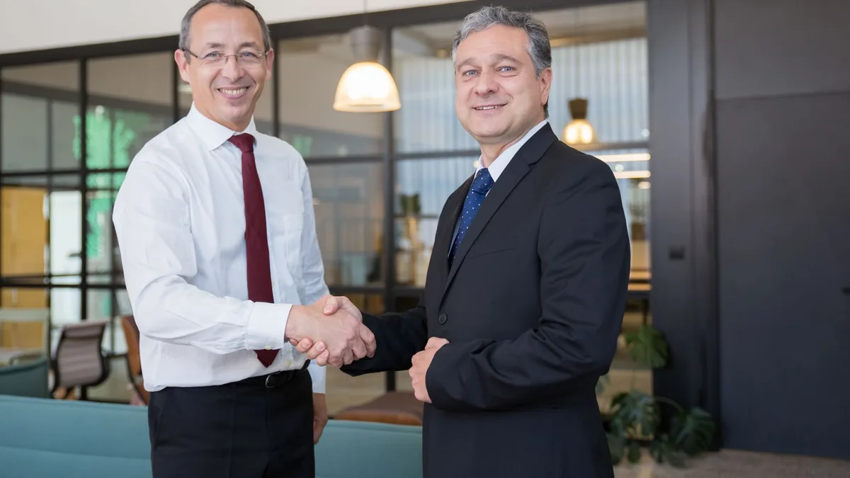 İkinci gövde görselinde telif hakkı simgeleri ile anlaşma tasviri