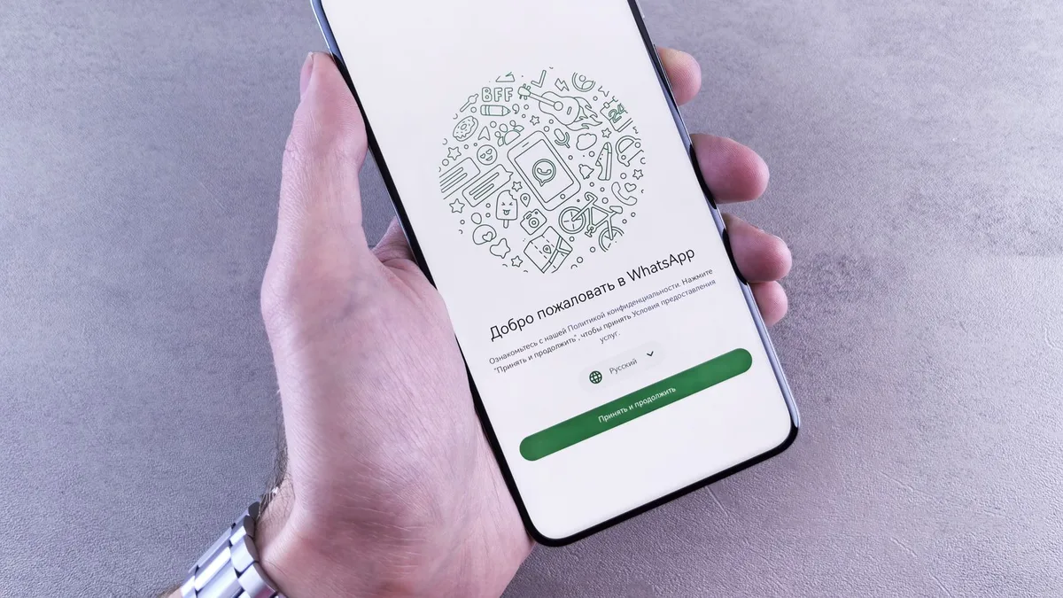 WhatsApp sohbet ekranında gönderilmiş farklı çıkartmalar.