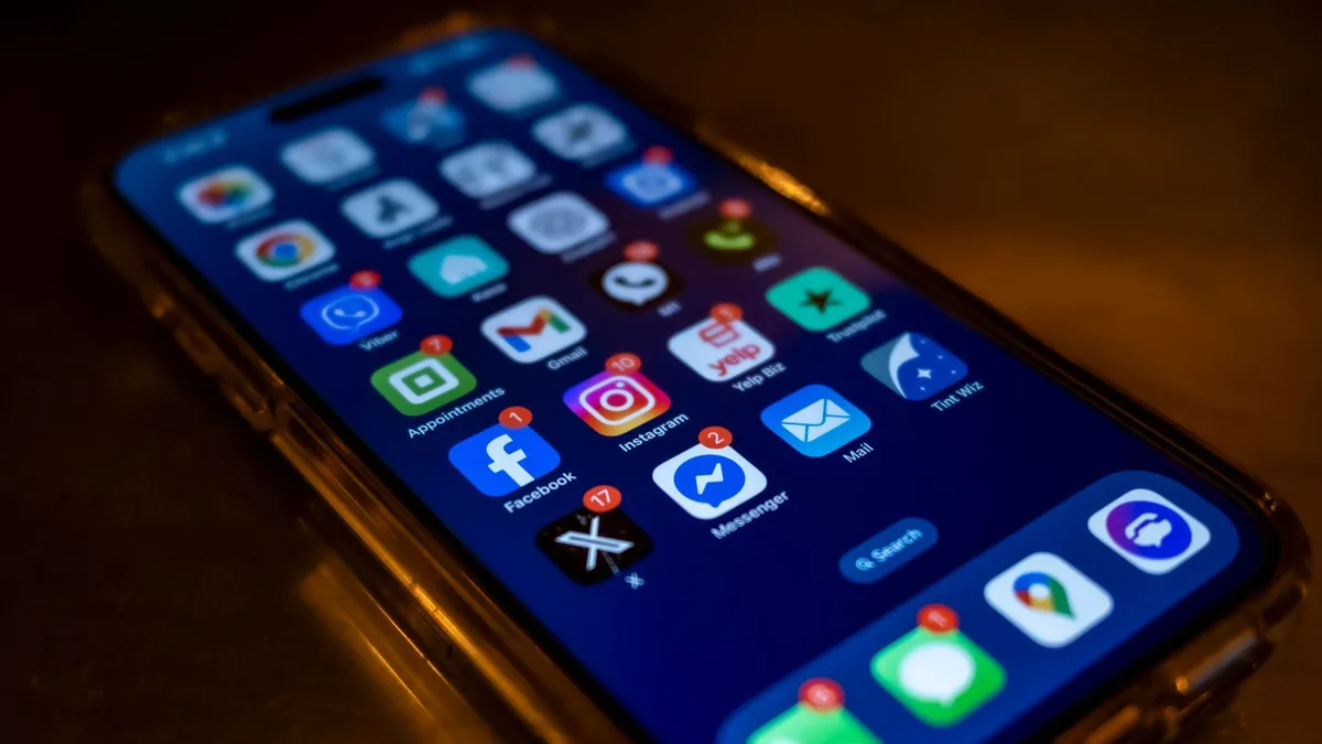 Yelp platformu üzerinden işletme detaylarını inceleyen bir kullanıcının elleri.