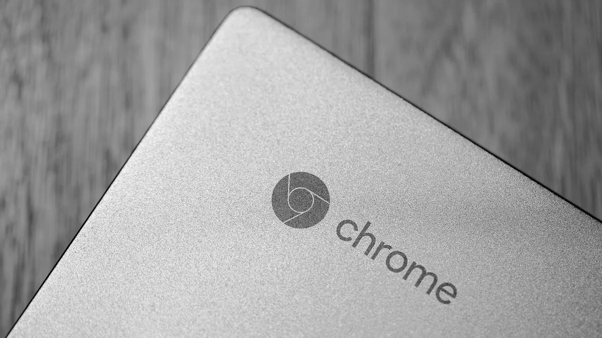 Google Chrome logosunun yer aldığı açık bir dizüstü bilgisayar.