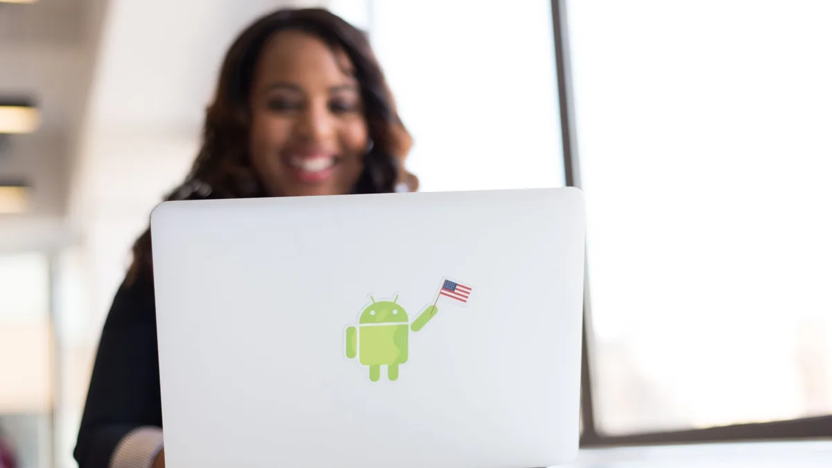 Bilgisayar ekranında çalışan bir Android sanal cihaz emülatörünün geliştirme ortamı arayüzü