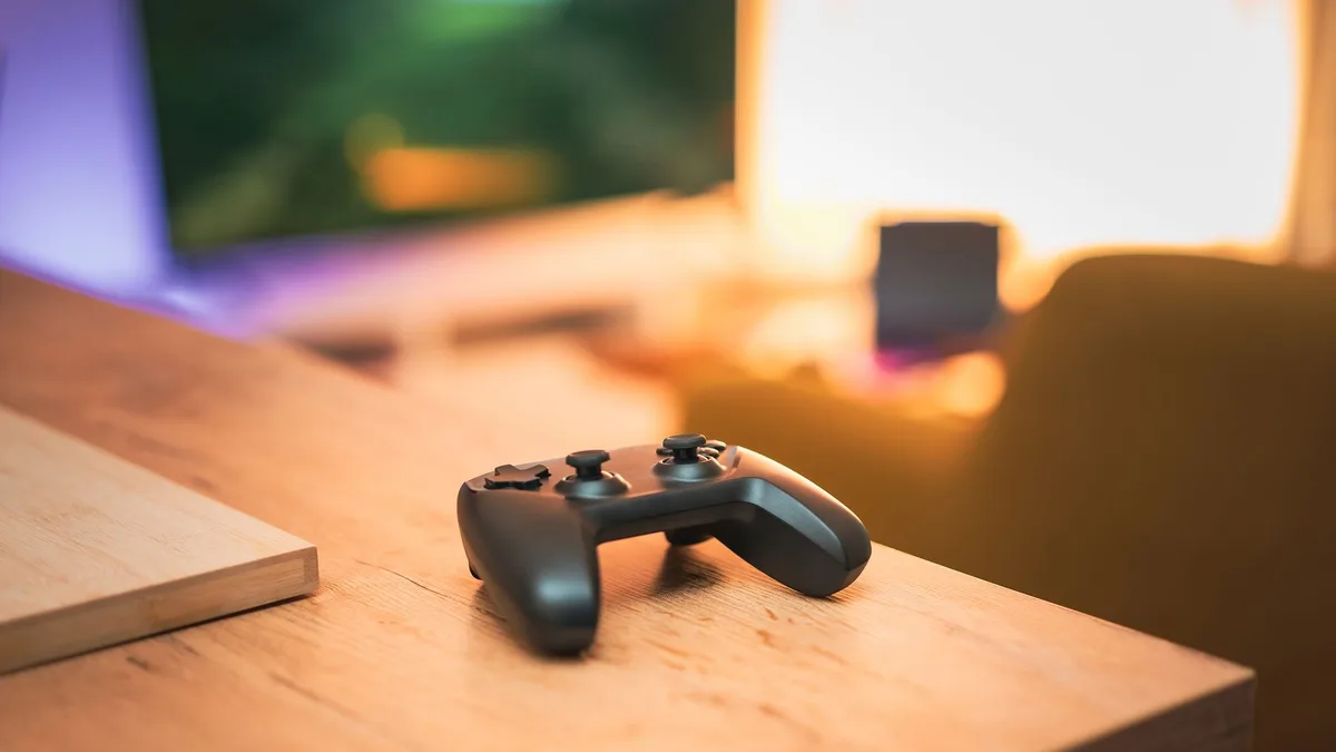 Oturma odasında sehpa üzerinde duran Google TV uzaktan kumandası