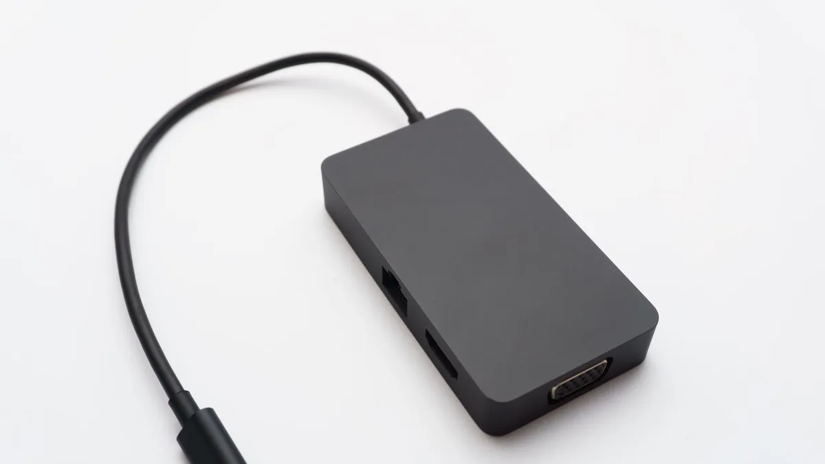 Bir akış cihazına bağlı ethernet kablosu ve adaptörü