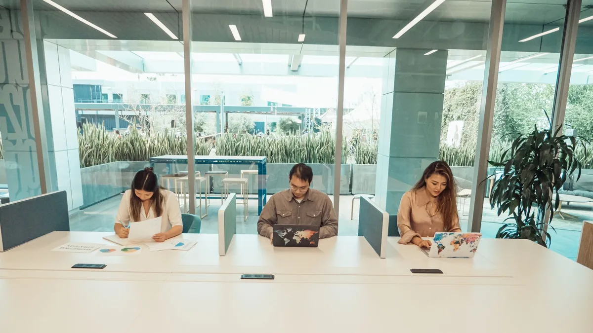 Claude Cowork Chrome yan panelinde çalışmaya başlıyor