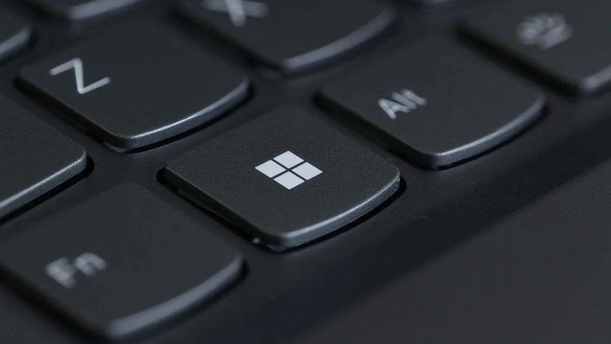 Klavyenin sol üst kısmındaki programlanabilir Stream Deck tuş modülünün yakın plan çekimi