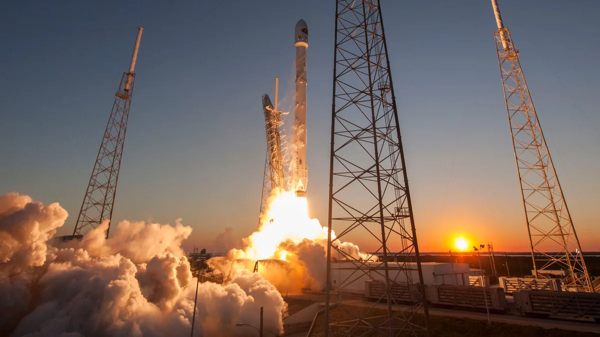 Fırlatılma anında gökyüzüne doğru yükselen SpaceX Falcon 9 roketi