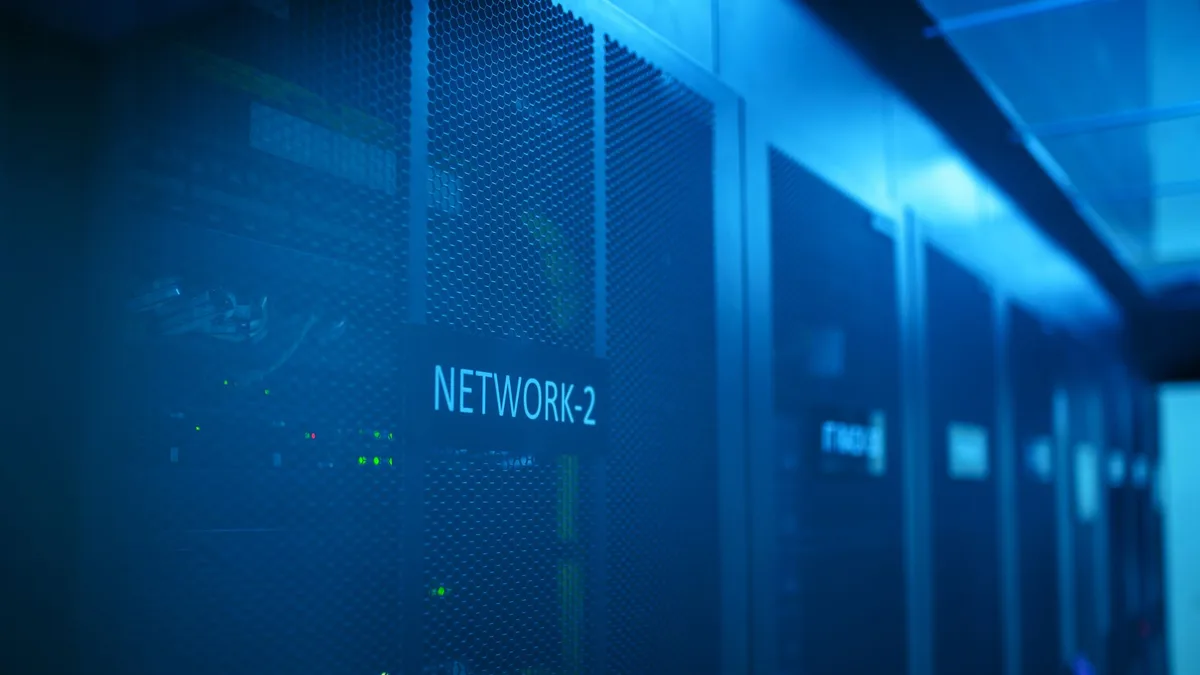 Geleceğin veri altyapısını temsil eden dijital ağ ve fiber optik bağlantılar