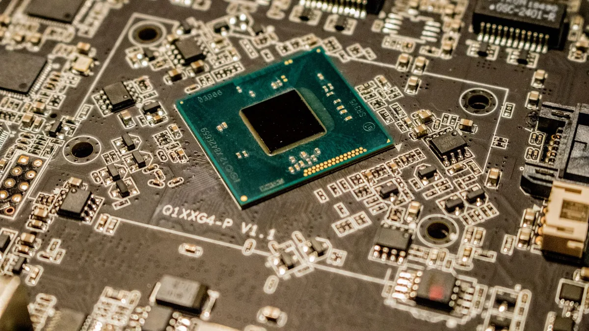 İşlemci yuvasına yerleştirilmiş Qualcomm işlemci yongası