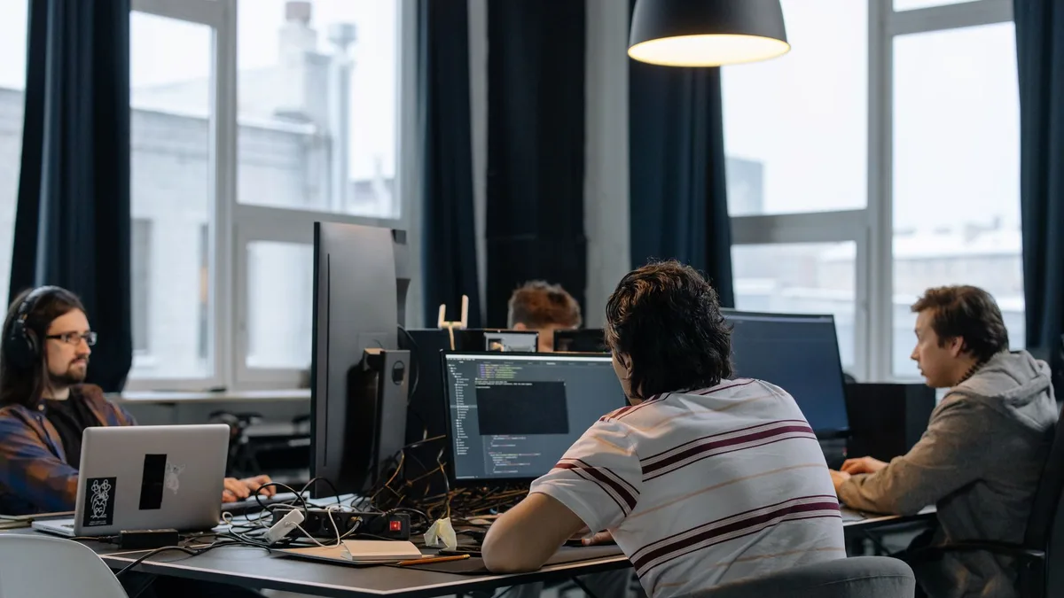 Ofis ortamında çalışan yazılım geliştiricileri ve ekip üyeleri