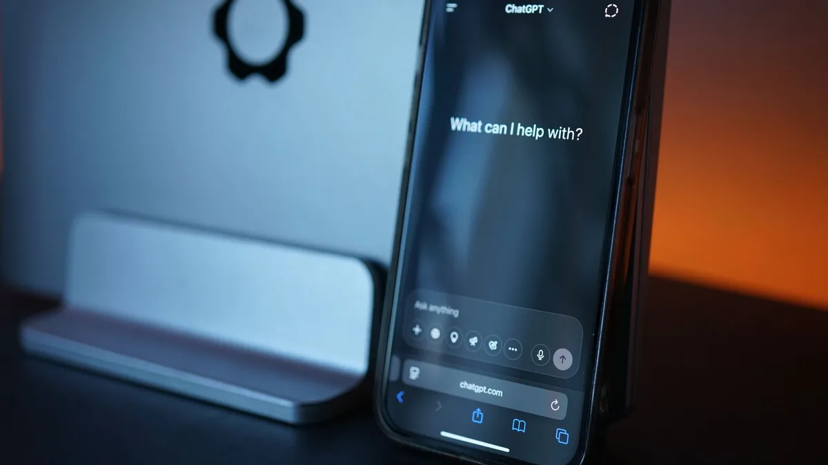 Akıllı telefon üzerinde çalışan yapay zeka asistanı arayüzü