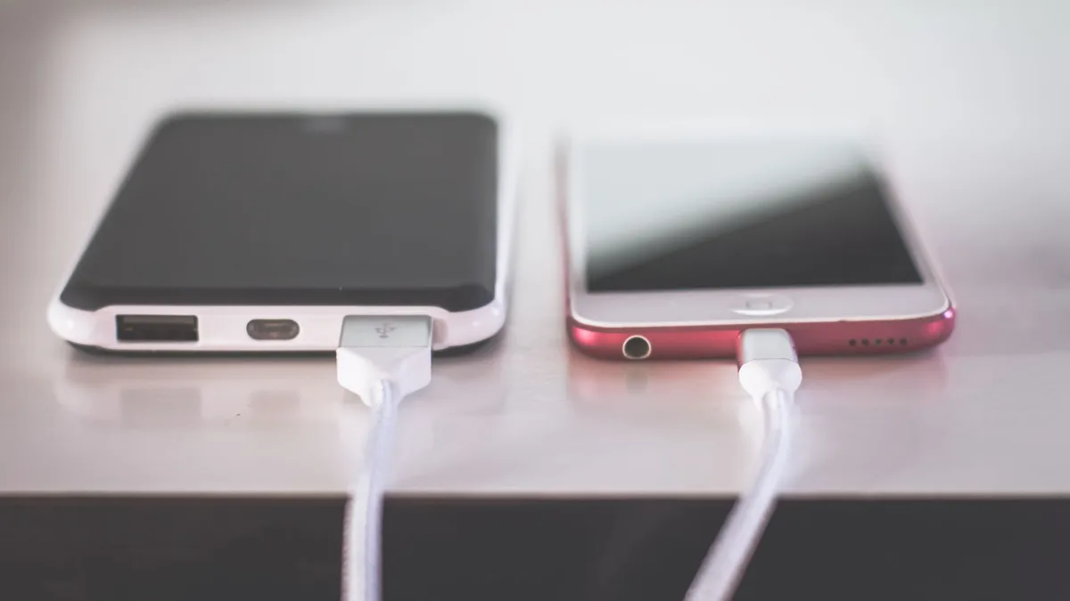 Kablosuz ve kablolu şarj edilen akıllı telefon