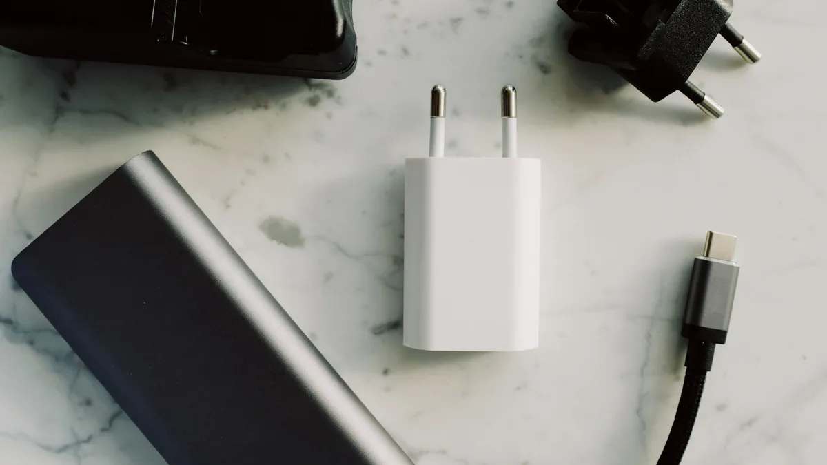Elektronik cihazlar için kullanılan modern bir güç adaptörü