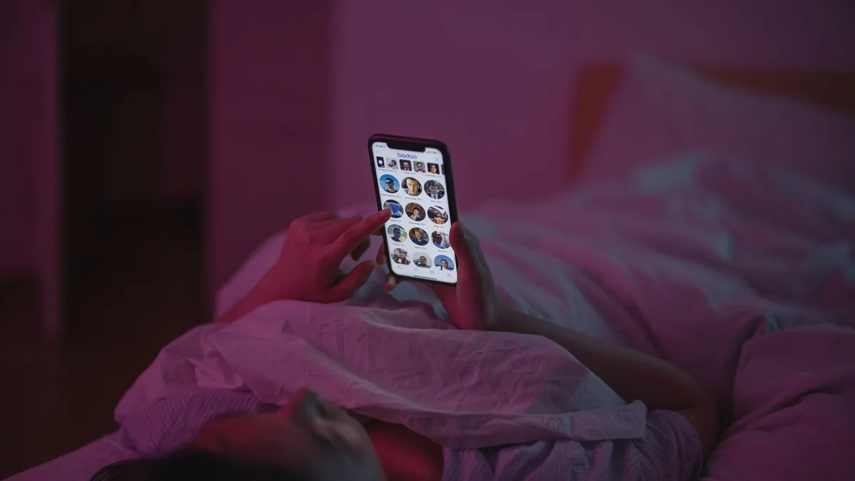 Akıllı telefon ekranında açık duran sosyal medya uygulamaları ve bildirimler