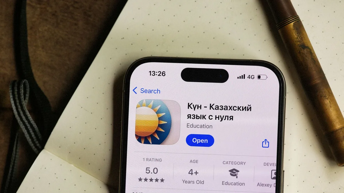 Elinde telefonla dil öğrenme uygulamasını inceleyen bir kullanıcı