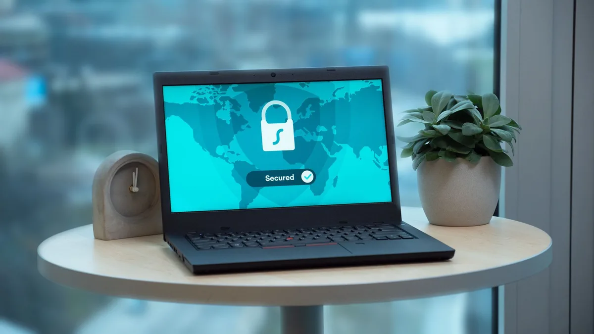 Masaüstünde internet gezintisi yapan bir kullanıcının dizüstü bilgisayarı