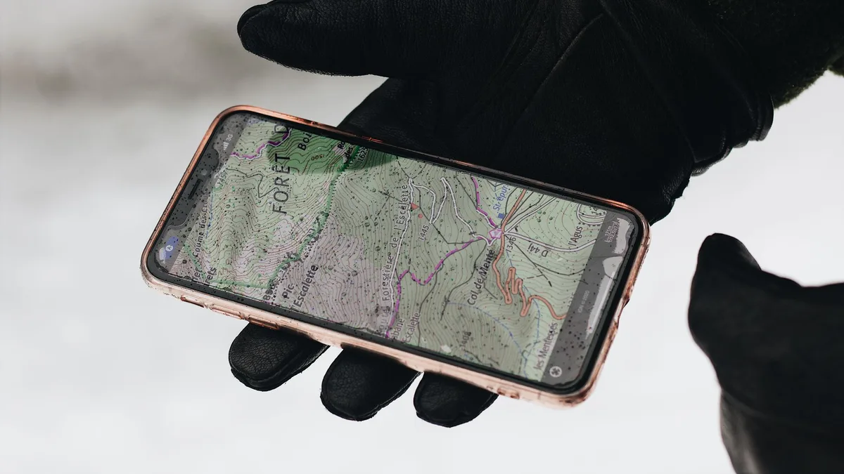 Gövde görsel 1: Cüzdanın arkasında ince tracker yerleşimi