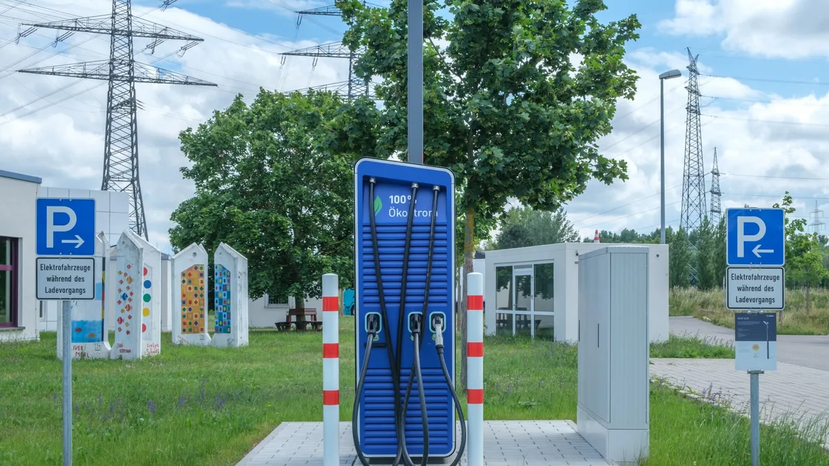 Elektrikli bir araca takılı modern şarj kablosu ve soketi