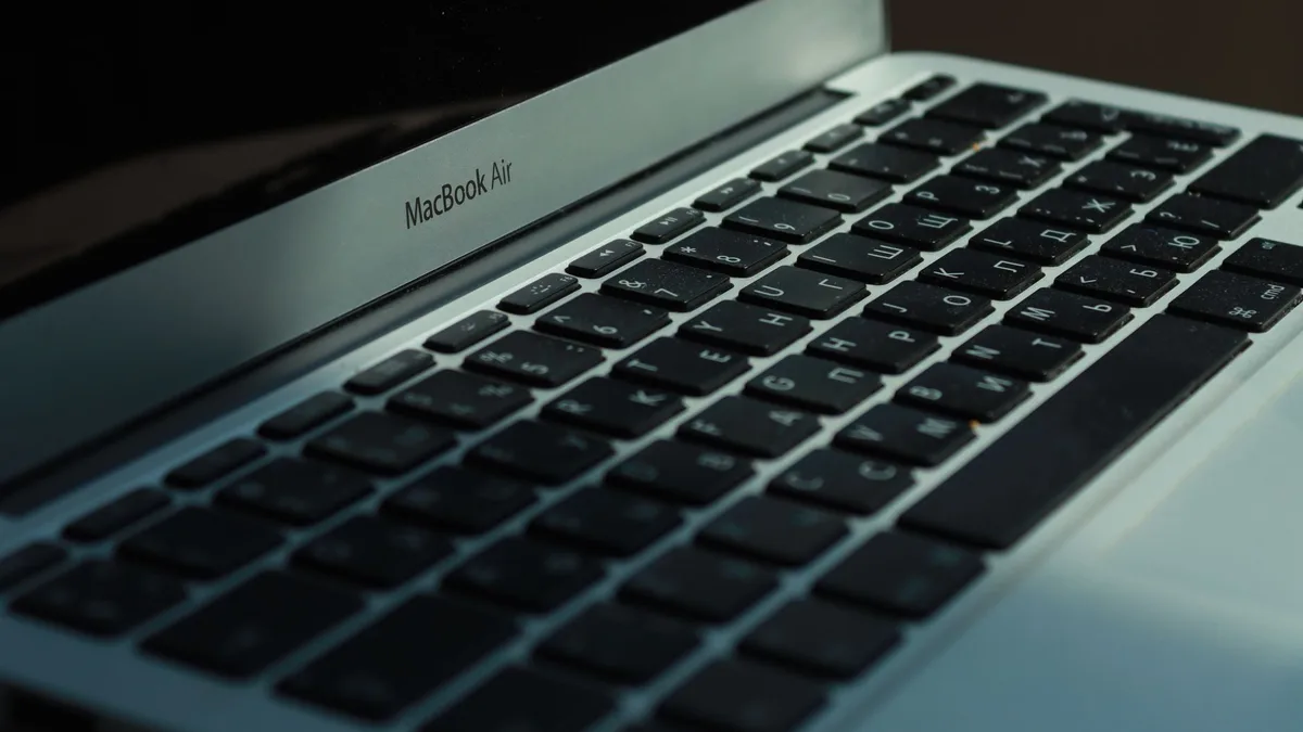 Yakın plan çekimde gümüş kasalı MacBook Air modeli
