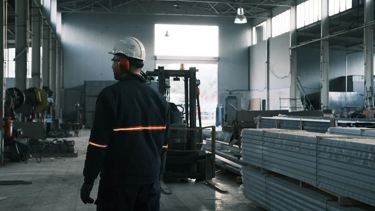 Elektrikli araç üretiminin yapıldığı modern bir montaj hattı tesisi