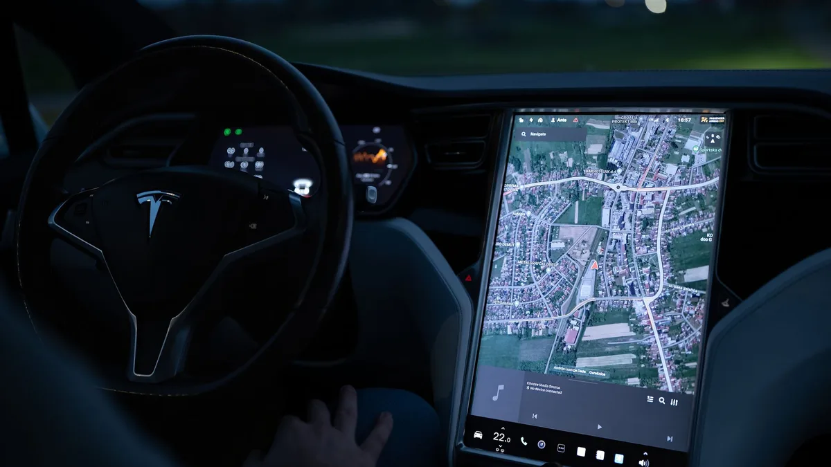 Modern bir elektrikli aracın dijital ekran ve kokpit içi görünümü