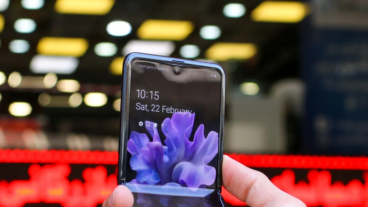 Yakın plan çekimde katlanabilir telefonun menteşe mekanizması