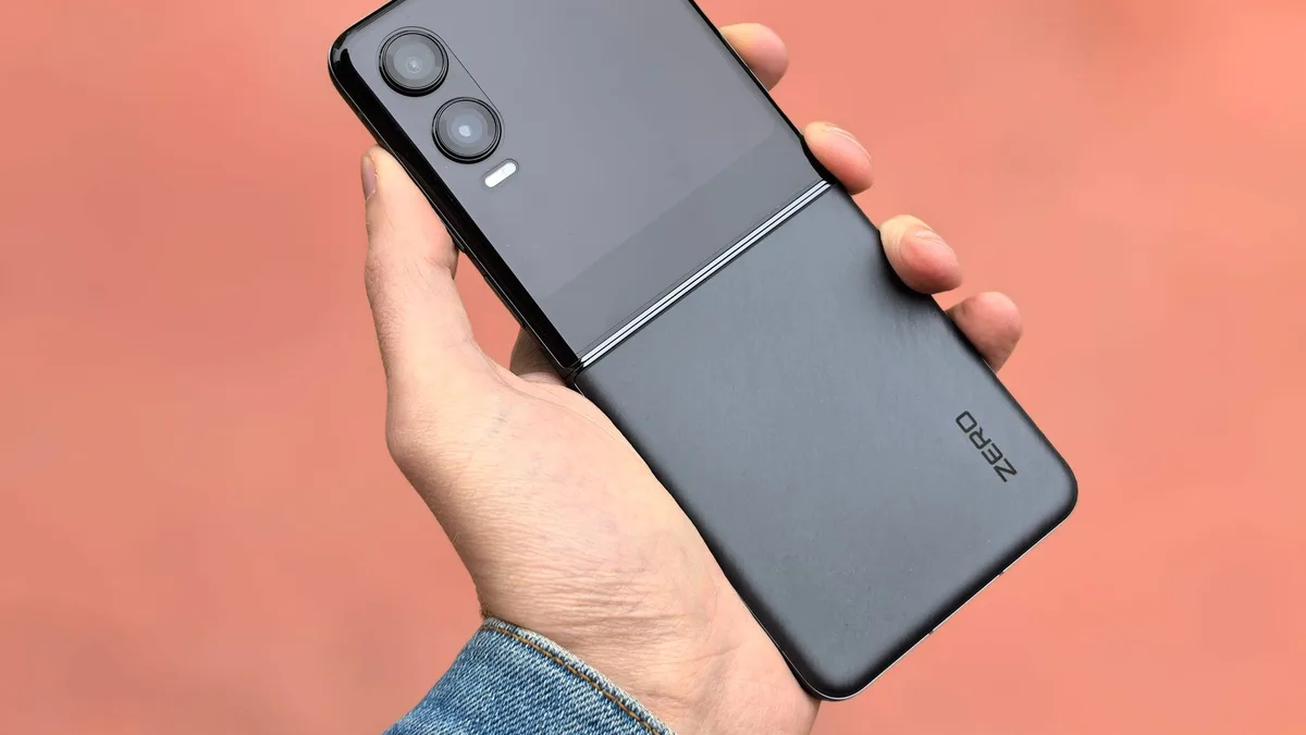 Bir kullanıcının elinde tuttuğu geniş ekranlı katlanabilir akıllı telefon