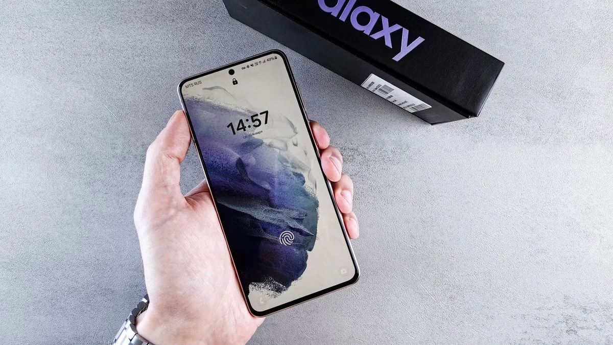 Masa üzerinde sergilenen kapalı konumdaki katlanabilir telefonun yan profili