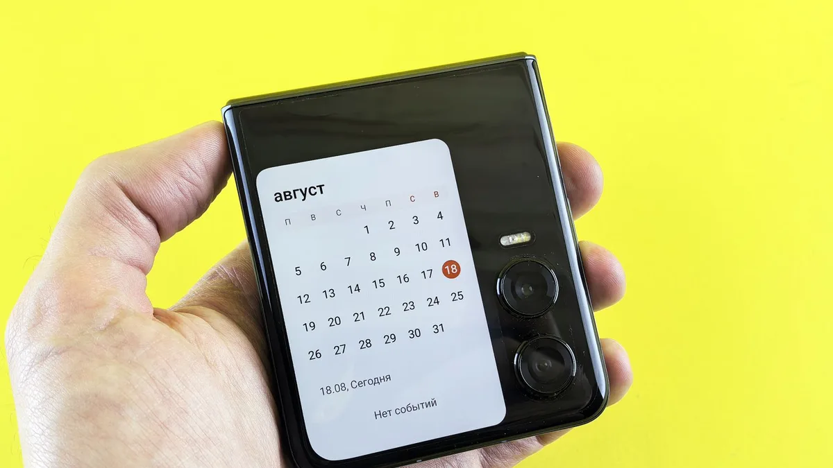 Kapatılmış durumdaki ince kasasıyla dikkat çeken gri renkli Galaxy Z Fold 8 akıllı telefon