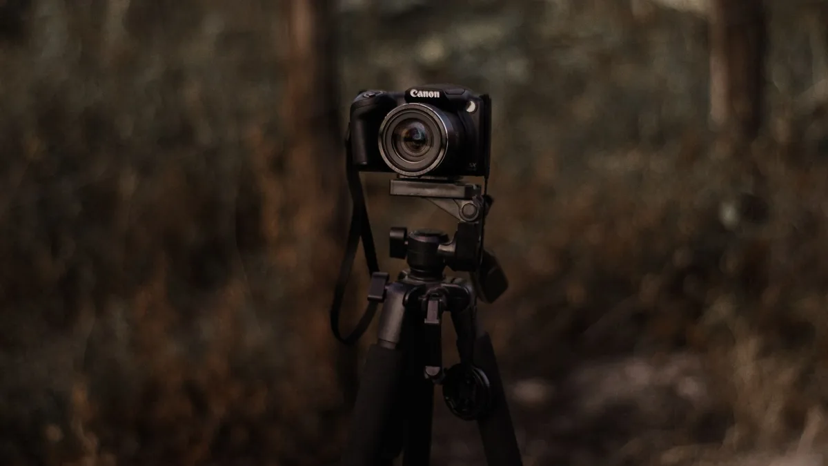 Stüdyo ortamında konumlandırılmış Canon aynasız vlogging kamerası