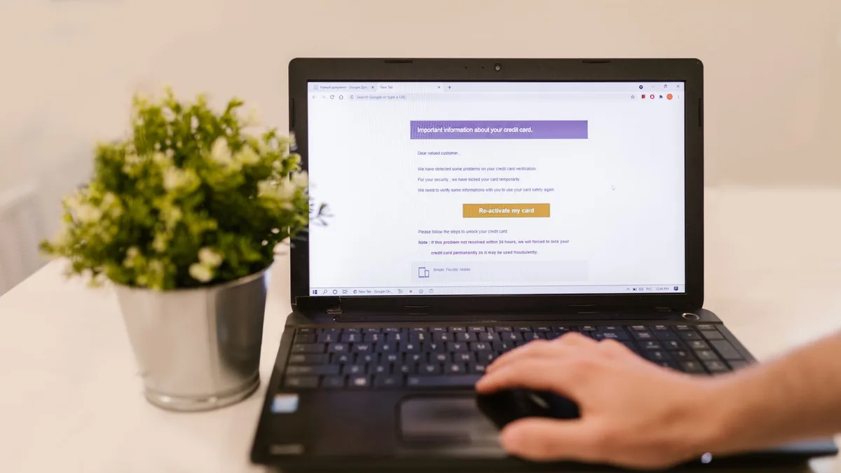 Dizüstü bilgisayar başında e-posta yazışmalarını inceleyen bir kişi
