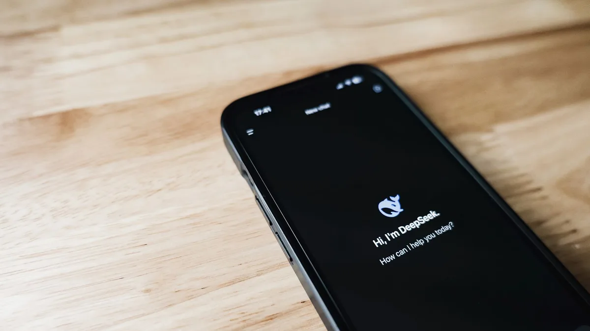 Elinde akıllı telefon tutan bir kişinin ekran üzerinden uygulama incelemesi