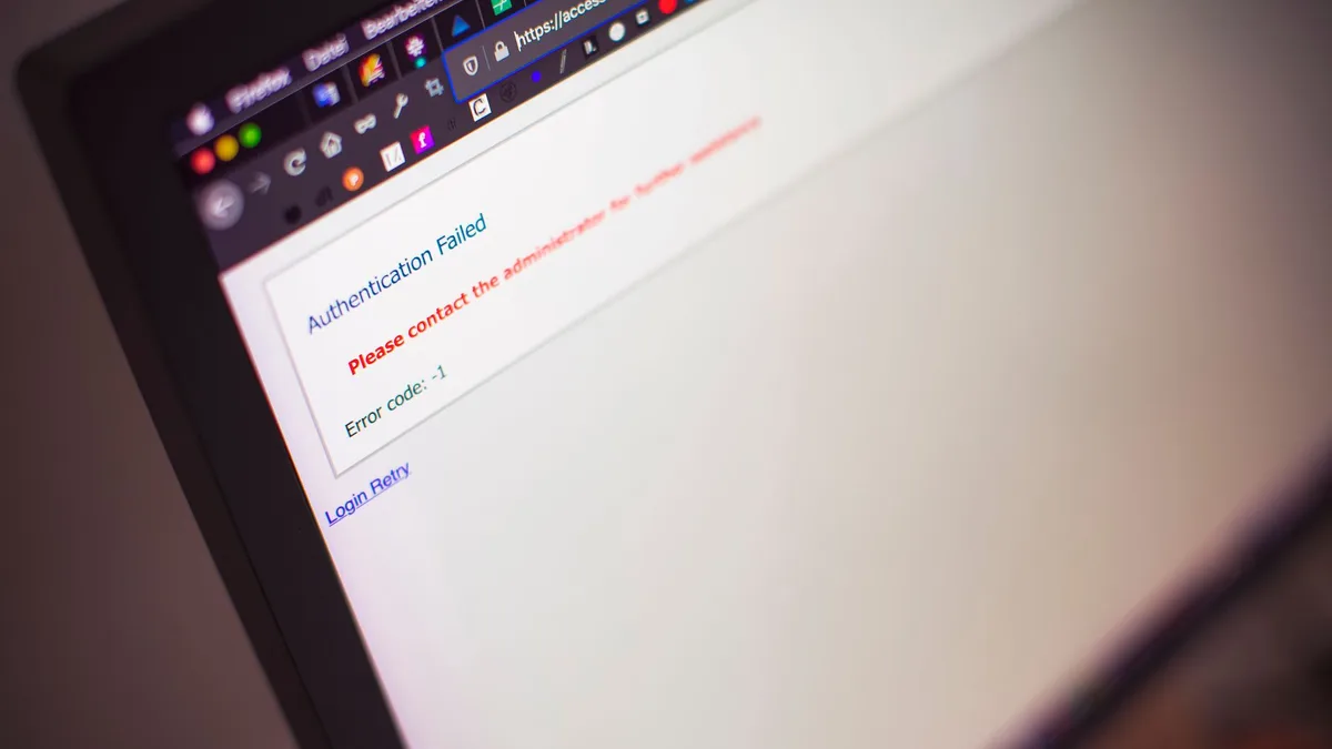 Monitör ekranında görünen yazılım ve sistem hatası kodları