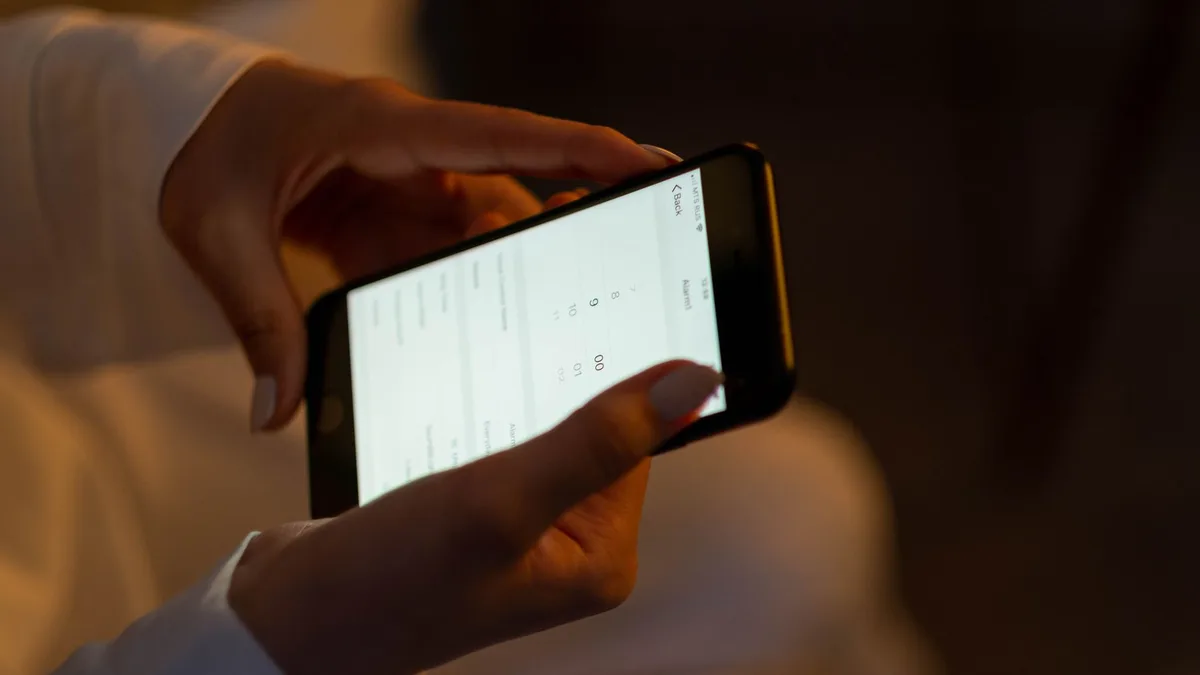 Bir hasta telefonundaki sağlık uygulamasını kullanarak verilerini güncelliyor