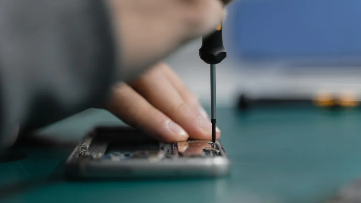 Yakın plan çekimde akıllı telefonun menteşe detayları