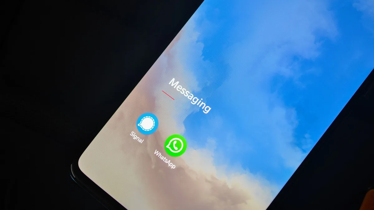 Android işletim sistemine sahip bir telefonda mesajlaşma uygulamasının arayüzü