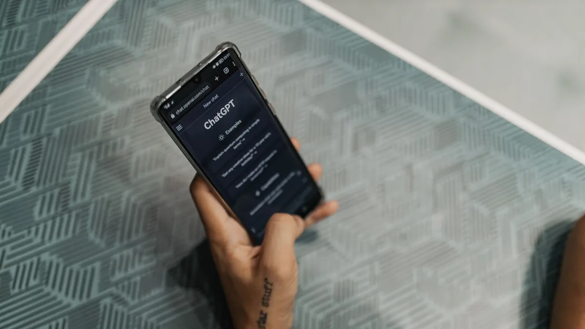 Kullanıcının elinde tuttuğu akıllı telefon üzerinden sohbet listesini incelemesi