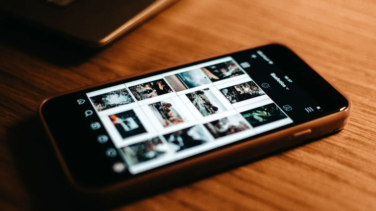 Kullanıcının cep telefonunda fotoğraf galerisini incelediği an