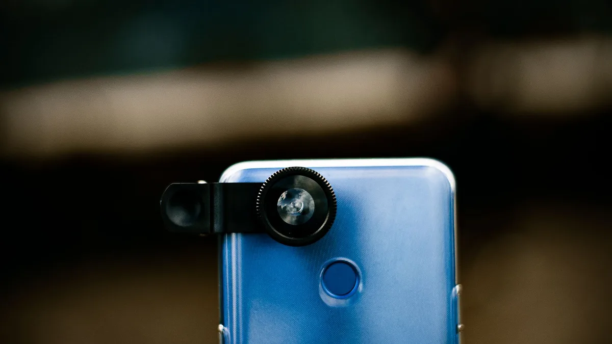 Akıllı telefon arka kamera modülü ve lens tasarımı