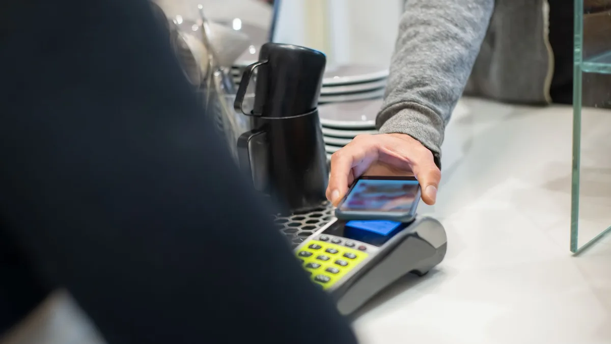 Dijital cüzdan ve çevrim içi ödeme seçeneklerini gösteren finansal arayüz