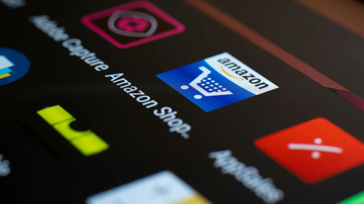 Dijital uygulama mağazasında gezinen bir kullanıcının ellerindeki akıllı telefon